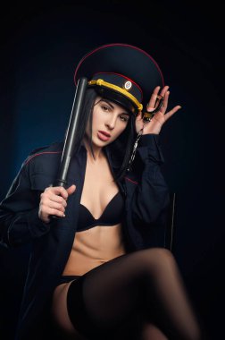 Rus polis üniformalı bir kadının portresi İngilizce çeviri polisi