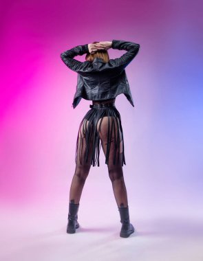 İç çamaşırlı, siyah deri elbiseli şık bir kadın.