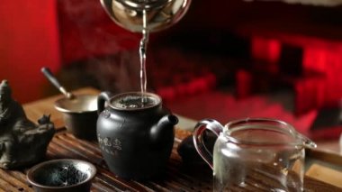 Geleneksel Çin geleneklerine göre PU-erh çayı yapan bir adam.