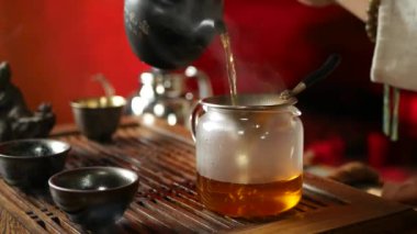 Geleneksel Çin geleneklerine göre PU-erh çayı yapan bir adam.