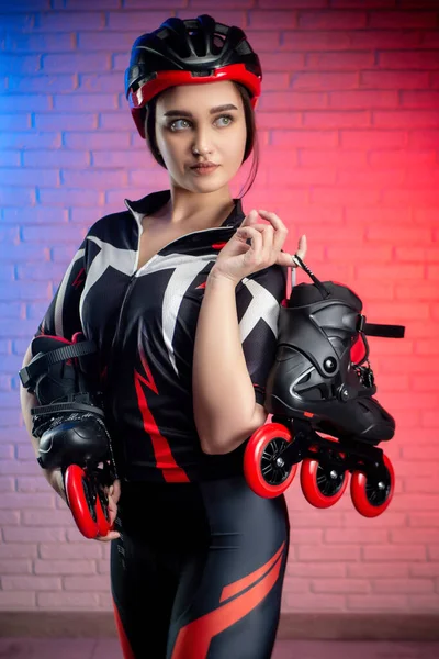 Mulher bonito em sportswear e capacete com patins — Fotografia de Stock