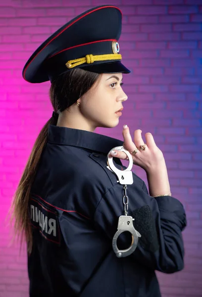 Una mujer en uniforme de policía ruso con esposas traducción al inglés Policía — Foto de Stock