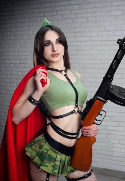 Askeri üniformalı, PPSH-41 hafif makineli tüfekli, kısa etekli, deri kemerli, Sovyetler Birliği İkinci Dünya Savaşı 'ndan kalma üniformalı bir kadın. — Stok fotoğraf