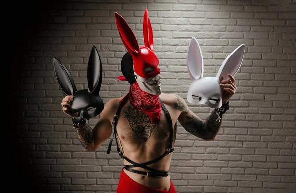 토끼 가면을 들고 빨간 토끼 가면을 쓴 남자 — 스톡 사진