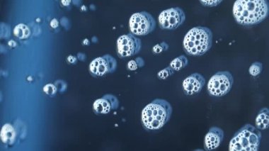 Sabun baloncuklarının makro fotoğrafçılığı pencere temizleme kimyası camdan aşağı doğru güzel bir şekilde yansıyor.