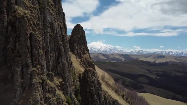 Pasmo górskie Kaukazu w oddali z widokiem na lot Elbrus na dronie — Wideo stockowe