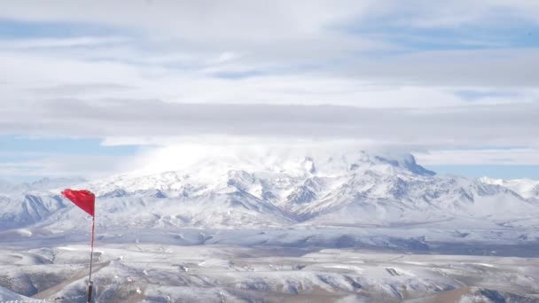 Bergkette des Kaukasus in der Ferne mit Blick auf den Elbrus-Flug mit einer Drohne — Stockvideo