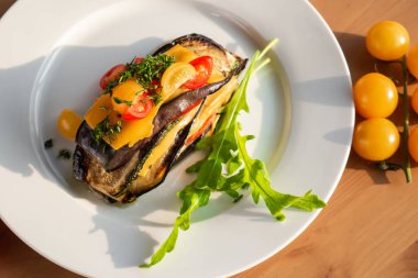 Kızarmış kabaklı sağlıklı vejetaryen sandviç.