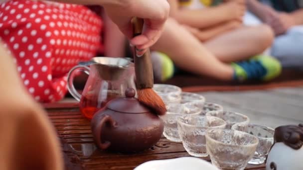 Teezeremonie unter freiem Himmel Tee nach traditionellem Rezept — Stockvideo