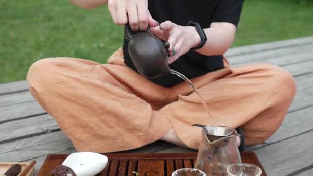 Thé de cérémonie en plein air selon une recette traditionnelle — Video