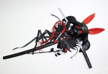 bdsm aksesuarlarının bileşimi kamçıları ve katanaları haç şeklinde maskeliyor.