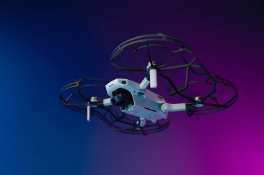 En küçük dron. Bıçak korumalı insansız hava aracı ve neon ışıkta uçan kamera. Rusya