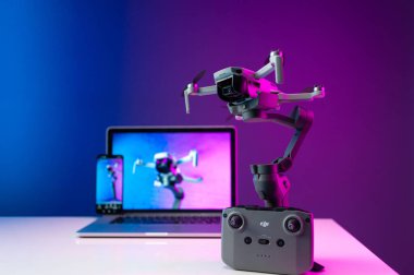 Belgorod Rusya 28 Temmuz 2021 'de insansız bir hava aracı olan DJI Mini 2, dengeleyici Dji Ozmo Mobil 3' ün üstünde duruyor.