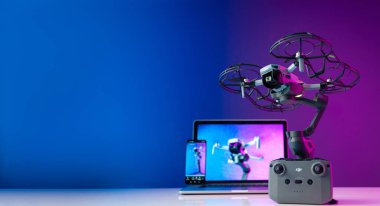 Belgorod Rusya 28 Temmuz 2021, DJI Mini 2 insansız hava aracı pervane ve kamera korumalı, Dji Ozmo Mobil 3 'ün dengeleyicisinde duruyor.