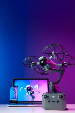 Belgorod Rusya 28 Temmuz 2021, DJI Mini 2 insansız hava aracı pervane ve kamera korumalı, Dji Ozmo Mobil 3 'ün dengeleyicisinde duruyor.