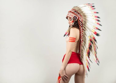 Amerikan yerlileri gibi tüylü çıplak bir kadın.