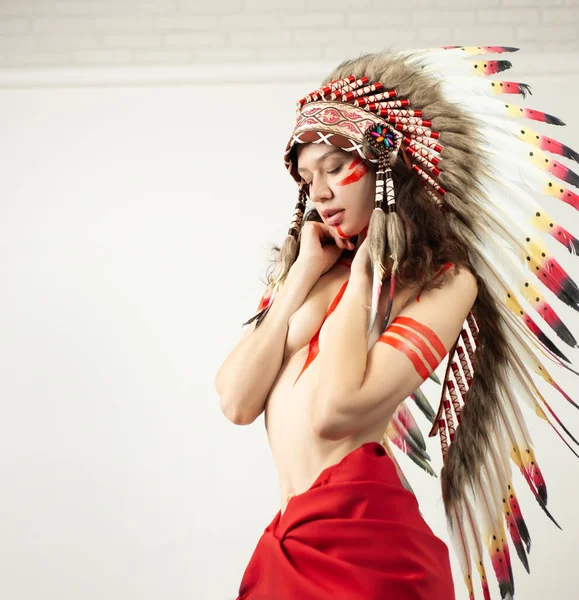 Donna nuda in costume nativo americano con piume — Foto Stock