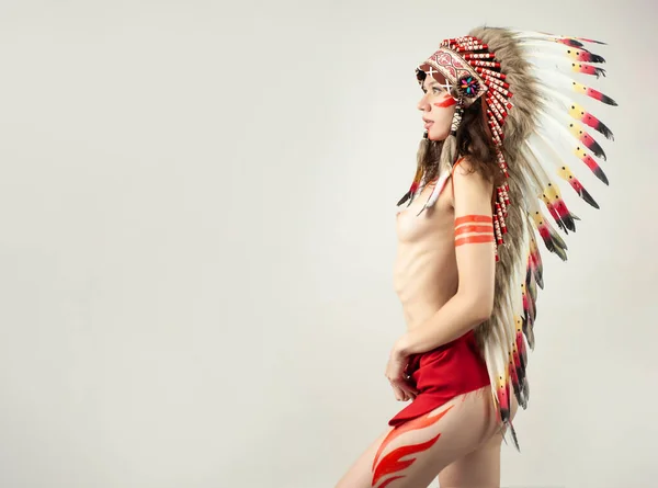 羽のあるアメリカ先住民の衣装を着た裸の女性 — ストック写真