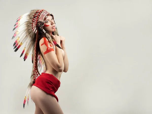 Mulher nua em traje nativo americano com penas — Fotografia de Stock