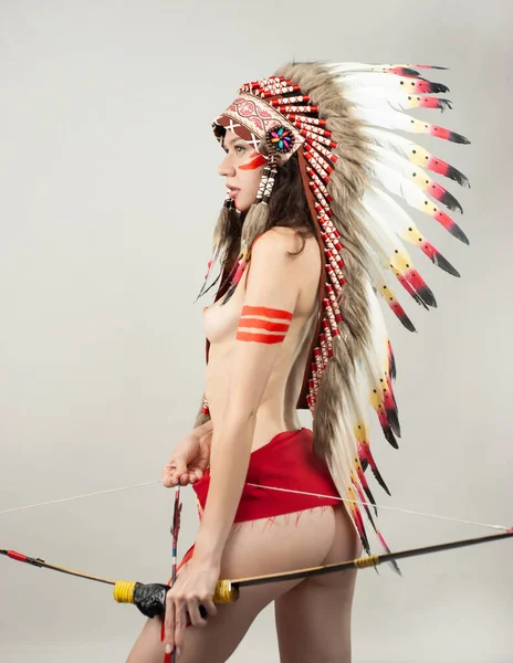 Naga kobieta w stroju rdzennych Amerykanów z piórami — Zdjęcie stockowe