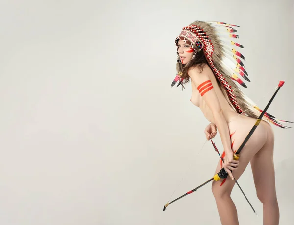 Nahá žena v domorodém americkém kostýmu s peřím — Stock fotografie