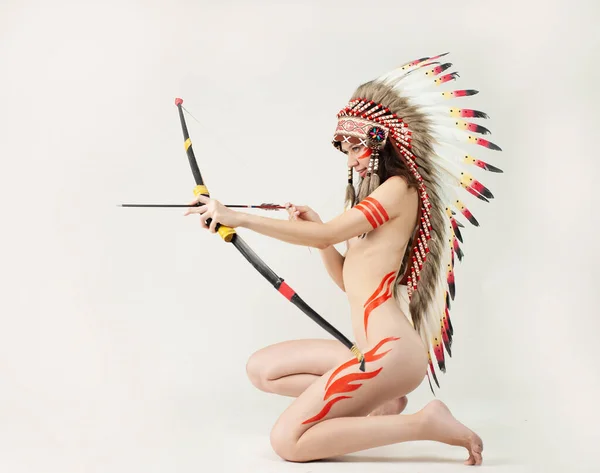 Mujer desnuda en traje nativo americano con plumas — Foto de Stock