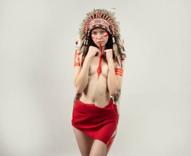 Amerikan yerlileri gibi tüylü çıplak bir kadın.