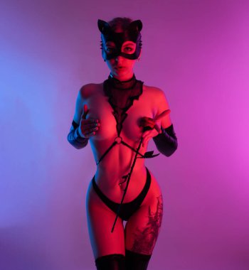 Deri kedi maskeli seksi kadın. Deri iç çamaşırlı gül bdsm 'i var.