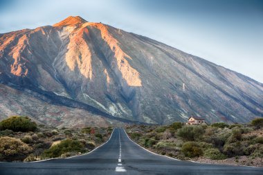 Yalnız yol El Teide yanardağı