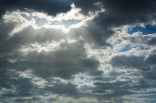 Raggi del sole attraverso le nuvole — Foto Stock