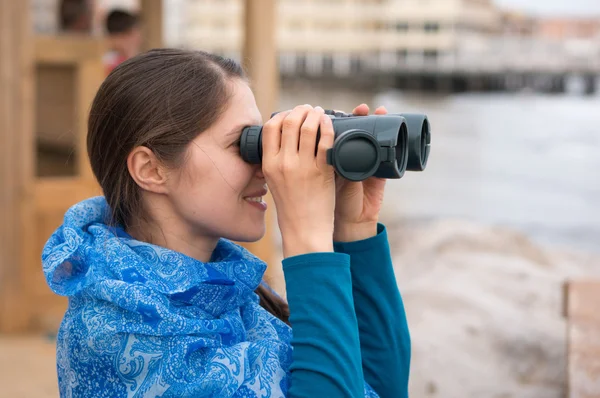 Mujer mirando en prismáticos — Foto de Stock