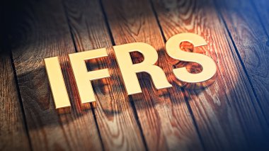 Kısaltma UFRS ahşap plakalar üzerinde