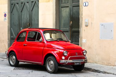 Vintage Fiat 500l building yakınındaki
