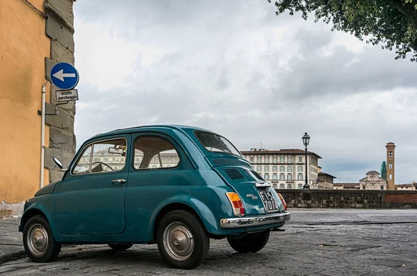 Vintage auto Fiat 500 v Florencii Stock Snímky