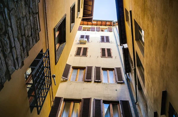 Binnenplaats met meerdere artikelen bouwen in Florence — Stockfoto