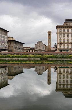 Arno Nehri görülen Santa Trinita Kilisesi