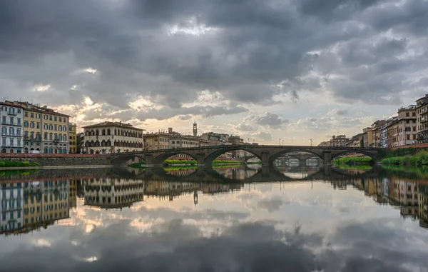 Holy Trinity Bridge in bewolking — Stockfoto