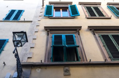 Floransa'da eski evin açık pencereleri