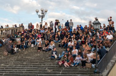 Piazzale Michelangelo Floransa'da merdivende
