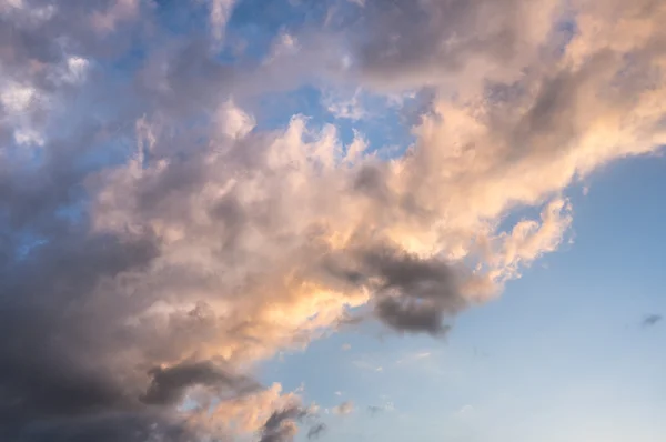 Nuvens ao pôr-do-sol — Fotografia de Stock