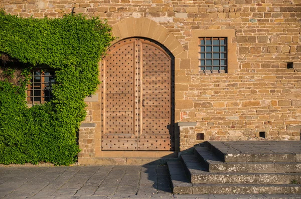 Stenen muur gebouw — Stockfoto