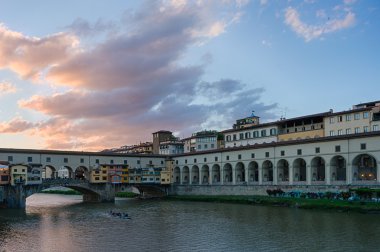 Ponte Vecchio ve Vasari Koridor Arno Nehri üzerinde