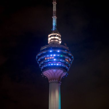 Kuala Lumpur, Malezya - 13 Şubat 2017: Karanlık gece gökyüzünde Menara Kuala Lumpur TV kulesi