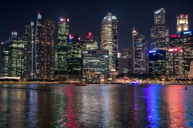 SINGAPORE - 15 Eylül 2016: Singapur 'un finans bölgesinde gece görüşü. Singapur tırpanlarının inanılmaz şehir manzarası.