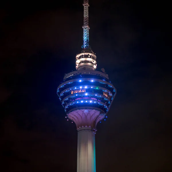 クアラルンプール マレーシア 2017年2月13日 暗い夜空に照らされたメナラクアラルンプールのテレビ塔 — ストック写真