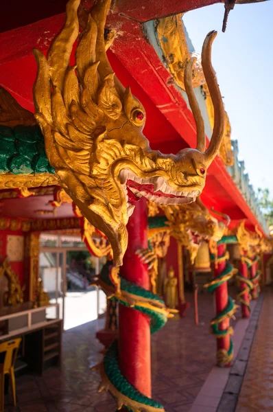 Дракони в буддійському храмі — стокове фото