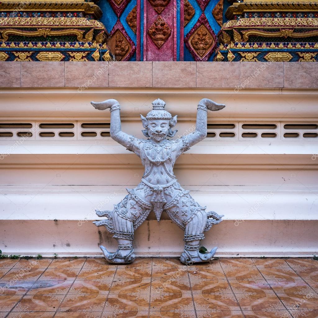 Estatua de Rakshasa en templo budista — Foto de stock © timbrk #73269157