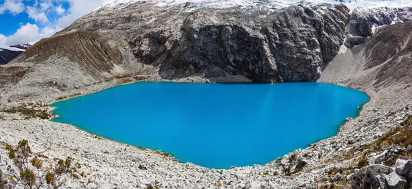 Lago Laguna 69 y Chakrarahu montaña — Foto de Stock