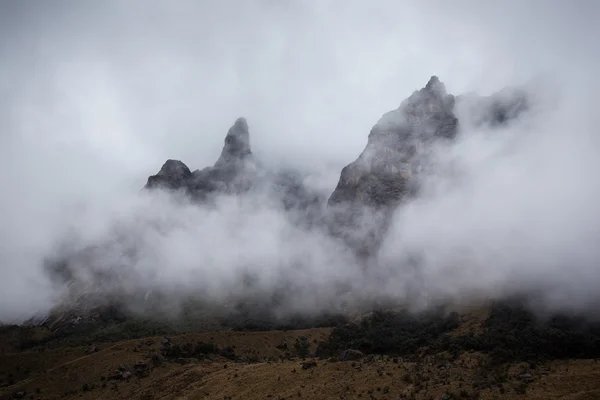 Montanhas nas nuvens — Fotografia de Stock