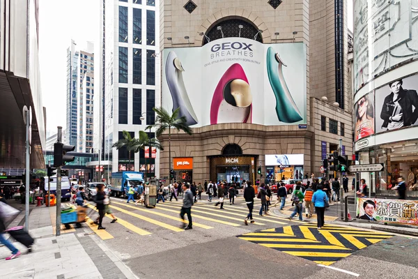 Pedoni attraversano la strada — Foto Stock